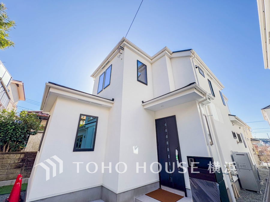 白を基調とした明るく清潔感のある外観。窓が多く風通しも良い、快適な住まいです。