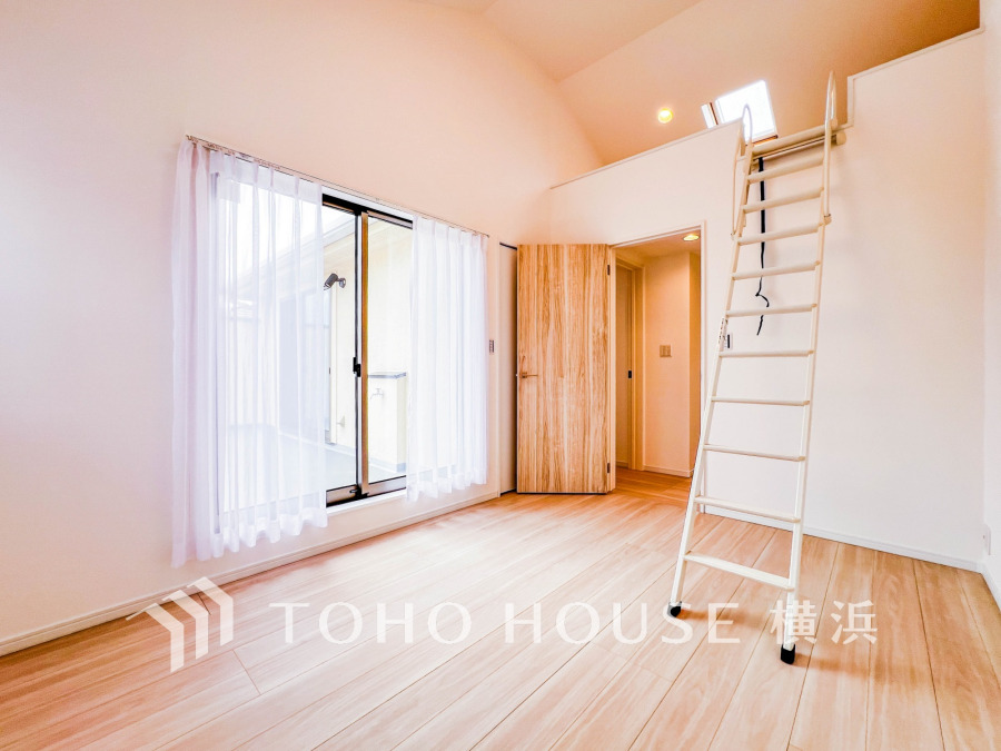 ルーフバルコニーに面した明るい洋室。多目的に使える嬉しいロフト付きです。