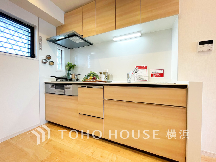 明るい自然光が入る独立型キッチン。新規交換されたシステムキッチンの清潔感あふれる空間です。
