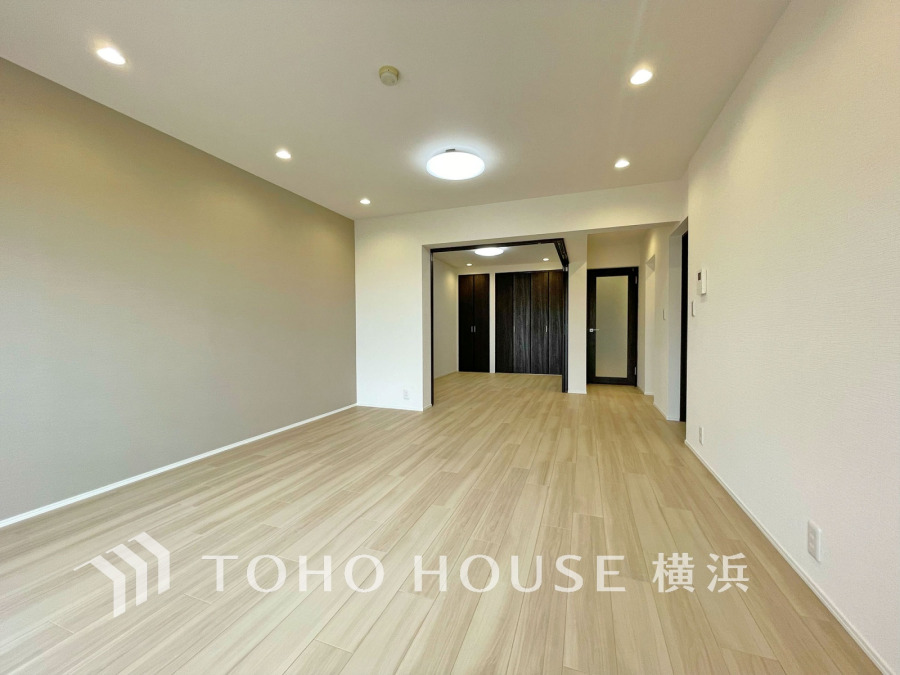豊かな光が床材を照らしだすひと時、この場所には落ち着きと上質な空気感が流れます。ご家族やお友達との時間など、多くの時を刻む空間。何気なく過ぎる時でさえも上質なひと時となる快適な空間を目指して。