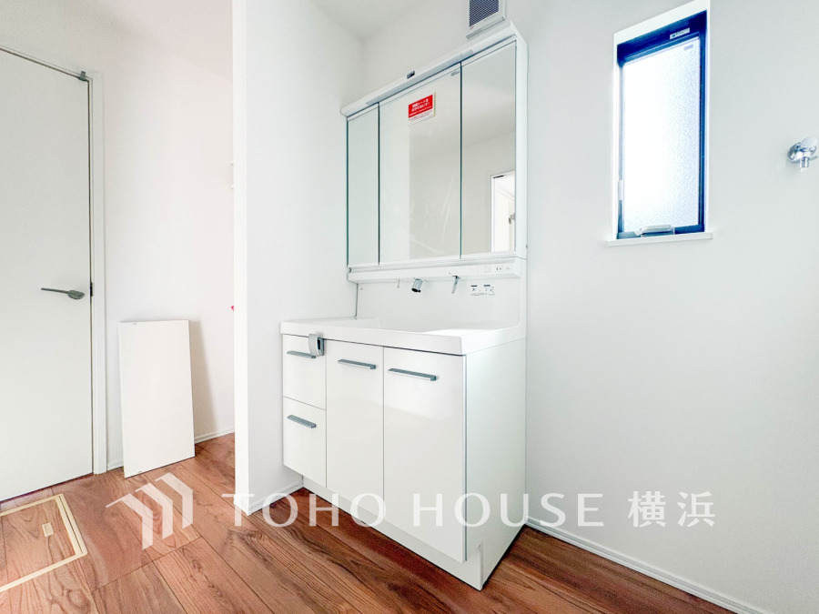 ゆったり落ち着いてお使い頂ける広さが魅力の洗面所。収納も充実しています。
