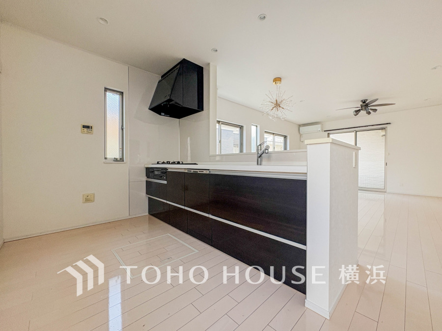 スタイリッシュな対面キッチンを採用。キッチンからリビングが見渡せるので、お子様を安心して遊ばせながら家事ができますね！リビング学習をするお子様にも声がかけやすい自然な距離感です