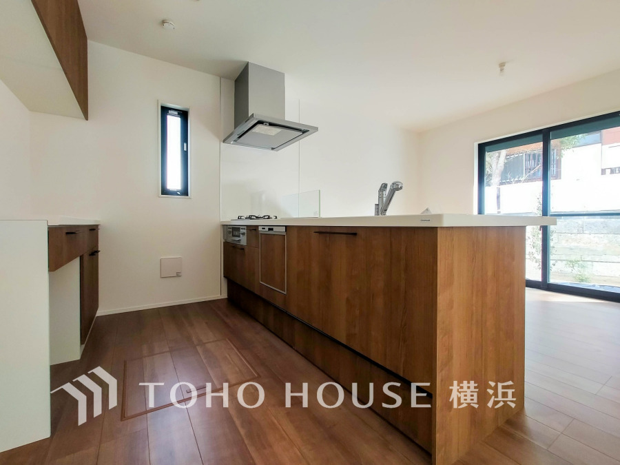 プライベートスペースを彩るインテリアとしての美と、快適な日常を支える機能性と強さがひとつになったキッチンです。開放的な対面カウンターキッチンはリビングと一体感のある空間。