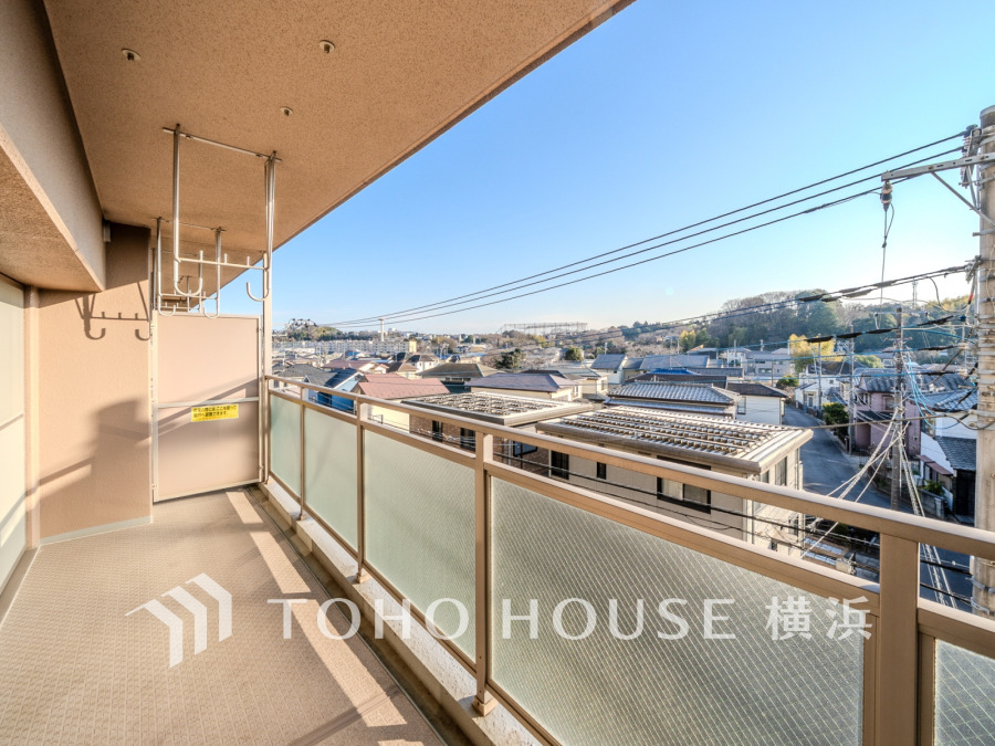 南向きで開放感のあるバルコニーです。日当りがよく、日照時間も長い為洗濯物も短時間で乾きそう。
