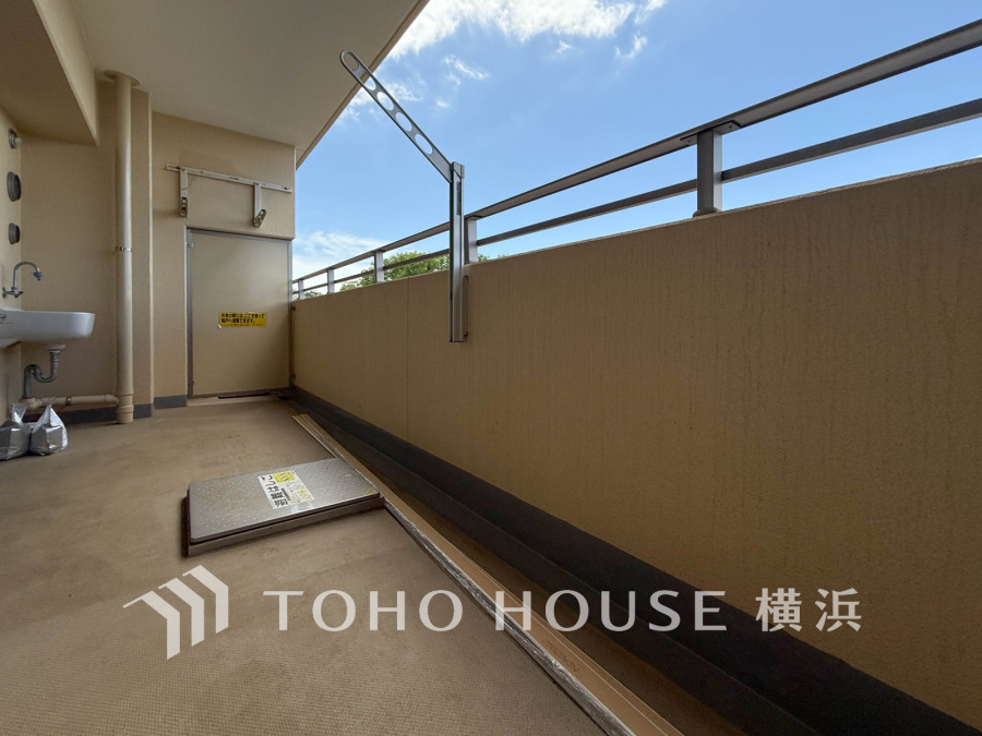 開放感があり、遮るものもなく気持ちのいい景色が広がります。お部屋にも爽やかな風と暖かく柔らかな日差しが差し込み、毎日の暮らしを豊かに彩ります。