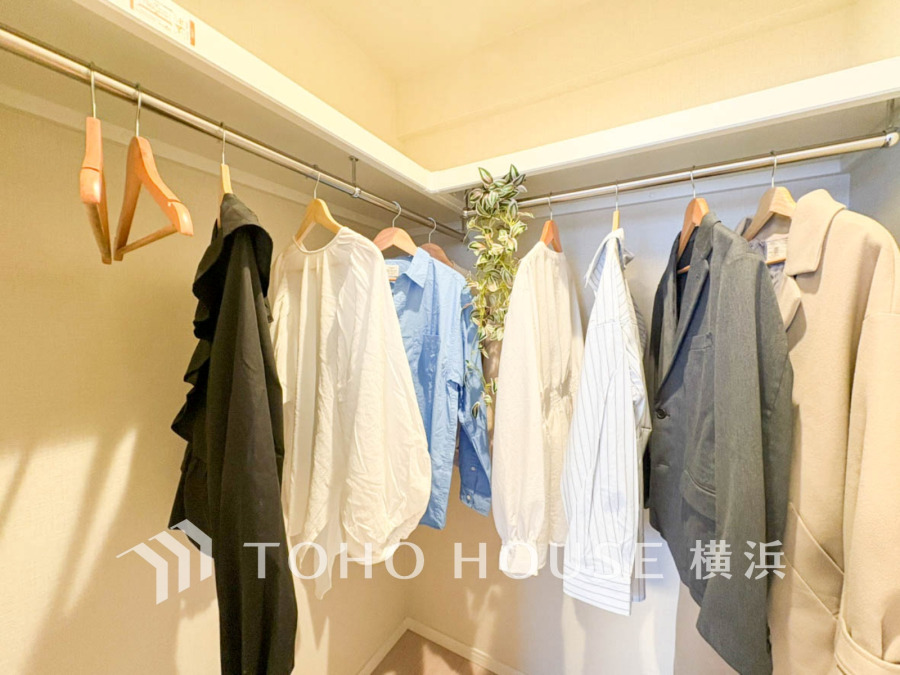 たっぷりとした収納スペース・ウォークインクローゼット。その収納力は是非ご自身の目でお確かめください。冬物のコートやスーツなど、大切なお洋服を皺なく収納できます。