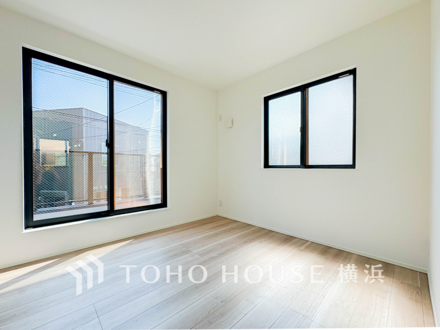 大きな窓からは快適な光を取り入れ、通気性能を上げる事で居心地の良い空間を演出します。多くの時間を過ごす住まいだからこそ、いつも快適な場所であるように心掛けています。
