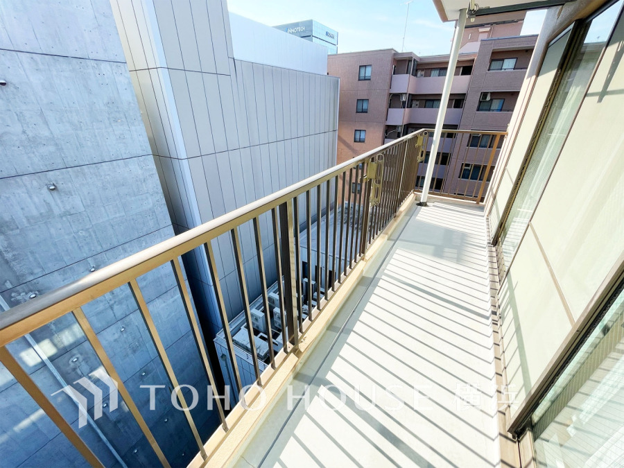 たっぷりの陽光が差し込むバルコニー。健やかな暮らしを守る太陽の恵みを存分に享受できます。爽やかな風と暖かな陽射しが紡ぐハーモニーが日々の暮らしのBGMになることでしょう。