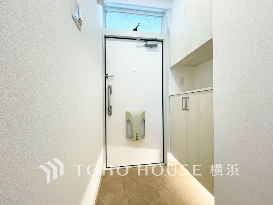 収納も充実した、シンプルで清潔感のある玄関スペース。