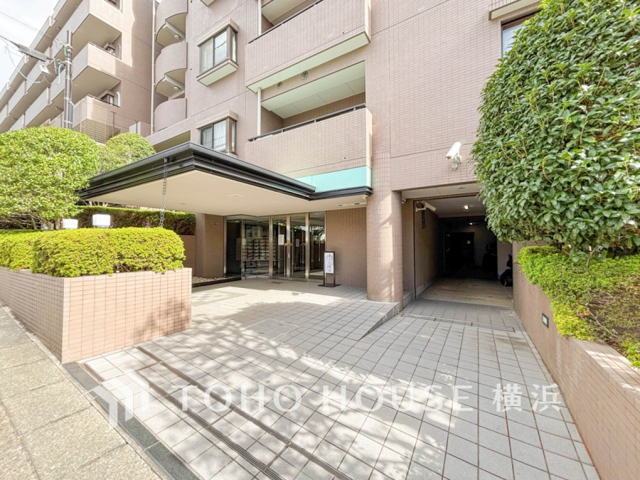 手入れの行き届いた植栽が彩る、安心感のあるマンションエントランス。快適な生活をサポートします。