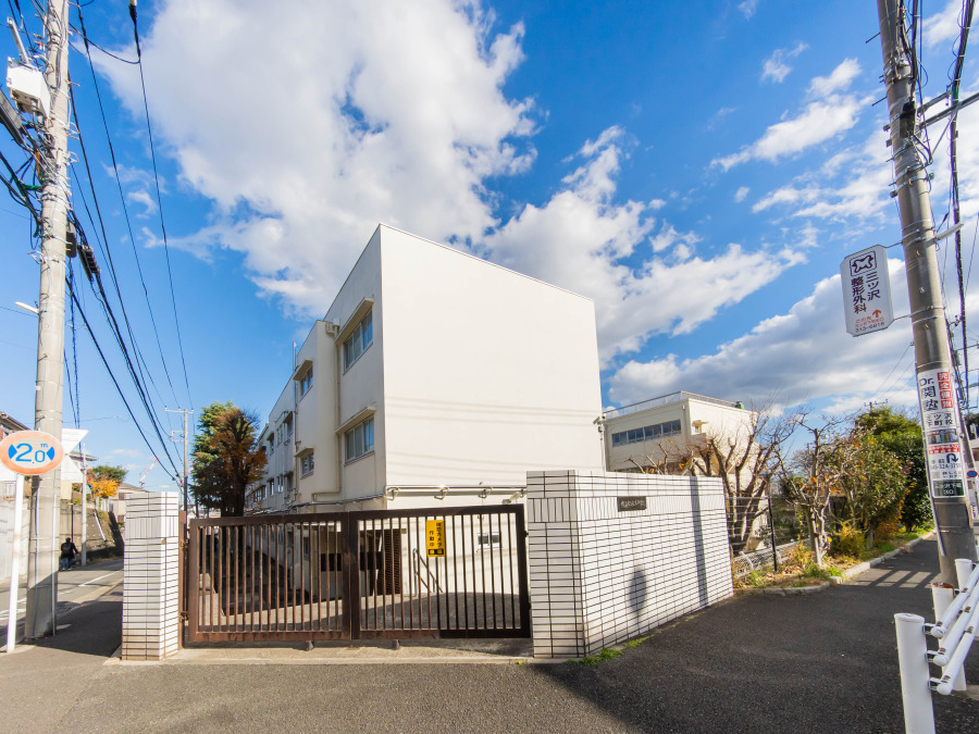 横浜市立松本中学校　約900ｍ