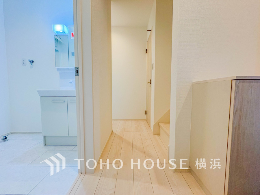 上質感漂う玄関と廊下。居住者の帰り、訪れる方を優しく迎える・安らぎに満ちた生活空間を予感させる。健やかな暮らしを楽しめそう。