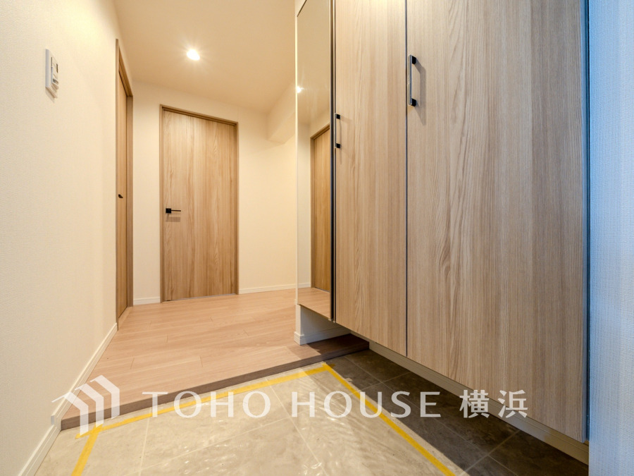 上質感漂う玄関と廊下。居住者の帰り、訪れる方を優しく迎える・安らぎに満ちた生活空間を予感させる。健やかな暮らしを楽しめることでしょう。