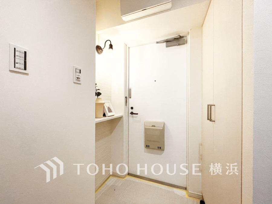清潔感溢れる玄関がお出迎えする本邸宅の物語は、ここから始まる日常を期待させます。この場所には「希望」と「優越」で包み込んでくれる「特別」な空間があります。