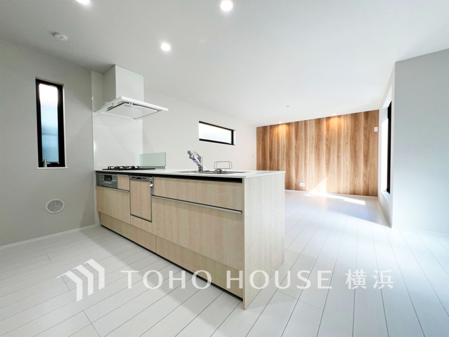 機能性とデザイン性を兼ね備えたシステムキッチン。リビングとの一体感も考慮され、美しい空間が実現。
