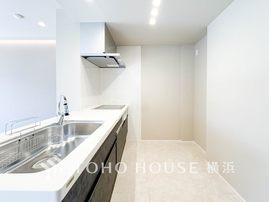 誰もが使いやすいデザインにこだわったキッチン。プライベートスペースを彩るインテリアとしての美と、快適な日常を支える機能性と強さがひとつになったキッチンです。