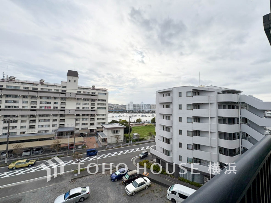 気持ちのいい空が見渡せる広いバルコニー。爽やかな風を感じて、心躍る素敵な暮らしがはじまります。通風・採光にも優れ、心地よい光と風があふれています