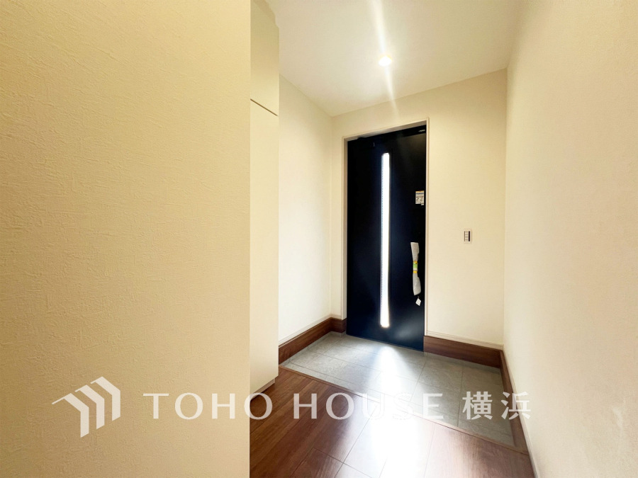 ご家族の帰り、訪れる方を優しく迎え、やすらぎに満ちた生活空間を予感させる。健やかな暮らしを楽しめそう。