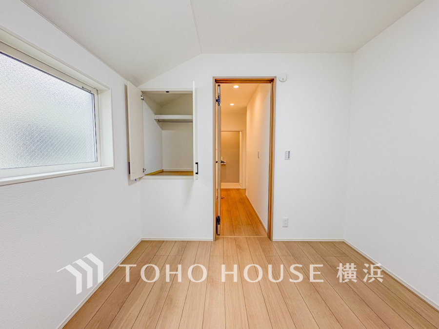 窓からは快適な光を取り入れ、通気性能を上げる事で居心地の良い空間を演出します。多くの時間を過ごす住まいだからこそ、いつも快適な場所であるように心掛けています。