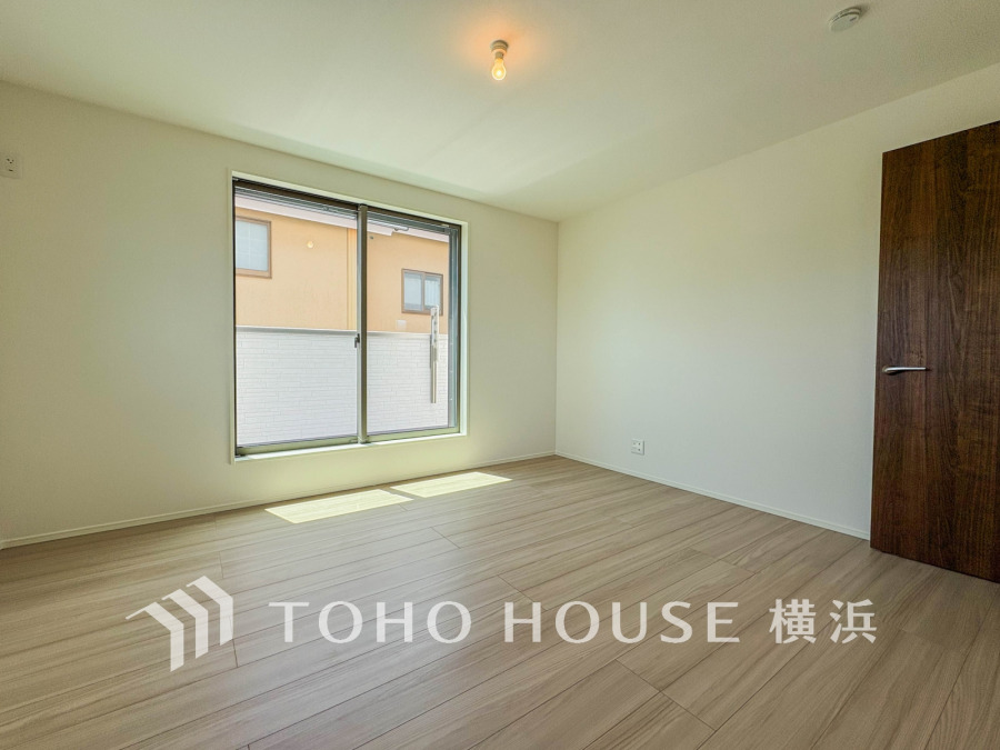 南向きの窓から明るい陽光が降り注ぐ、開放的な居室です。お子様の成長に合わせて、寝室や書斎、プレイルームなど、多様な使い方ができる自由な空間が魅力です。