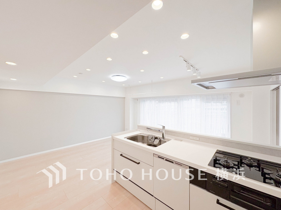 新規交換された清潔感溢れるシステムキッチンは、リビングが見渡せる開放的な対面式です。
