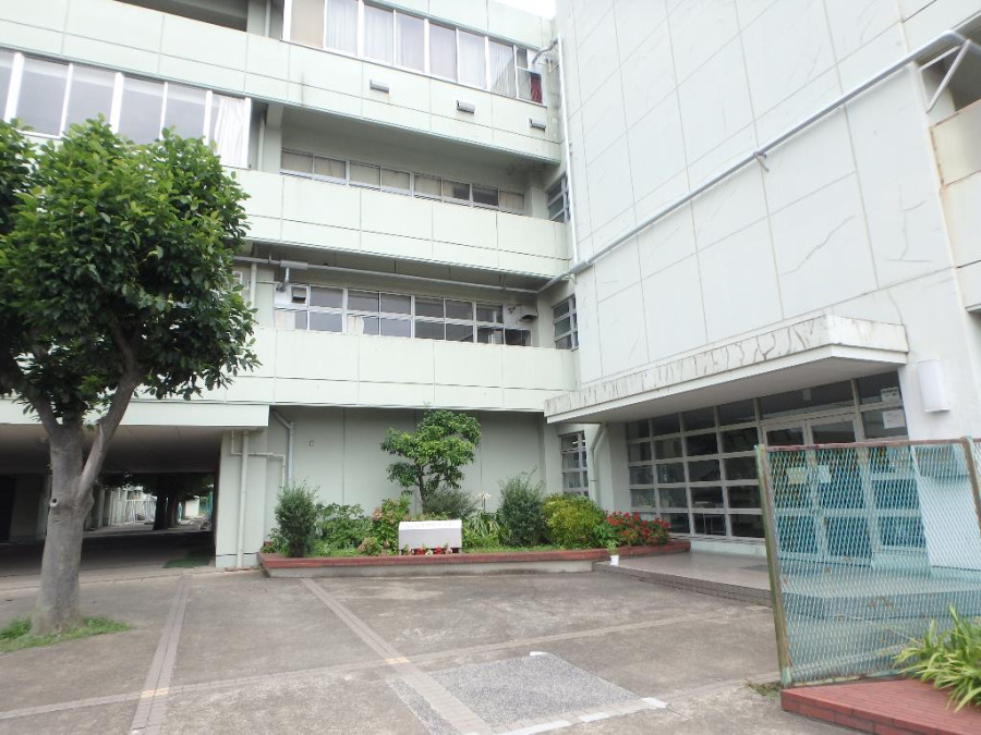 横浜市立東鴨居中学校　約900ｍ