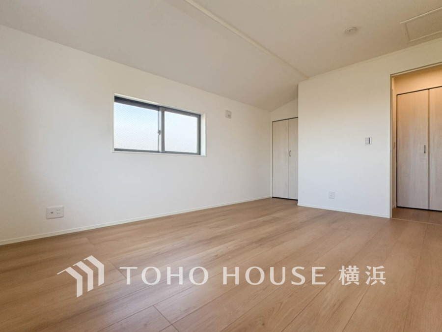 ひとりの時間をゆったり過ごしたり、静かな環境で趣味に打ち込んだり、自分時間を快適に過ごすプライベートルーム。クローゼットも完備されているので、収納家具を置く必要がなくゆったりお使い頂けます。