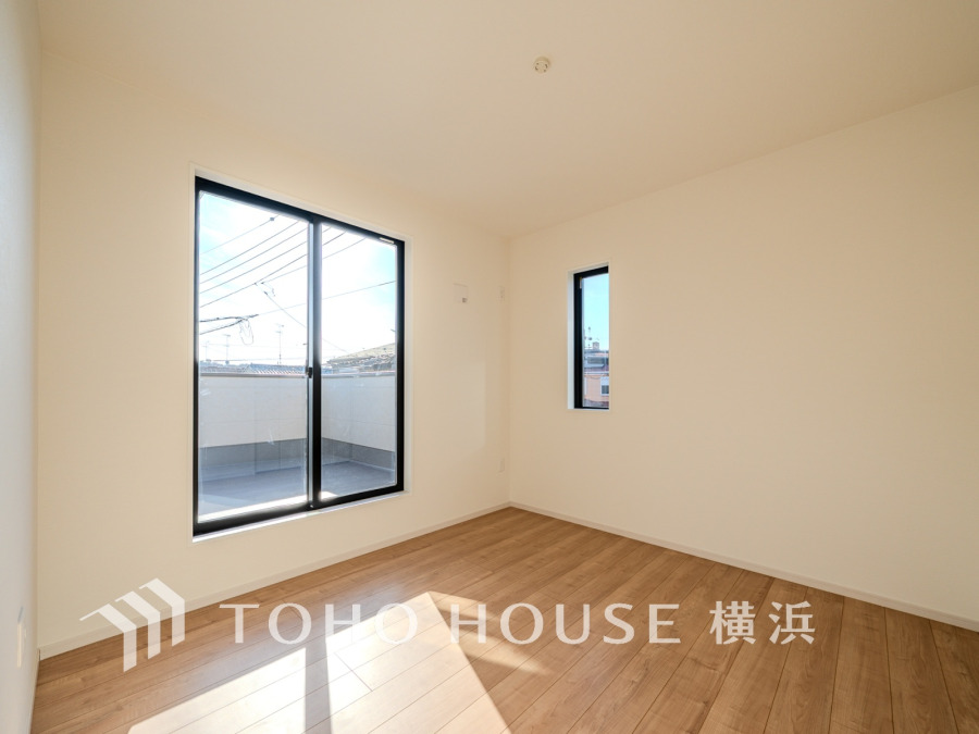 過ぎ行く時間をゆったりと感じることができる落ちついたプライベートルーム。リビングで楽しく過ごした後はゆっくり寛ぎの時間を満喫できます。静かな環境でリラックスタイムを愉しんで。