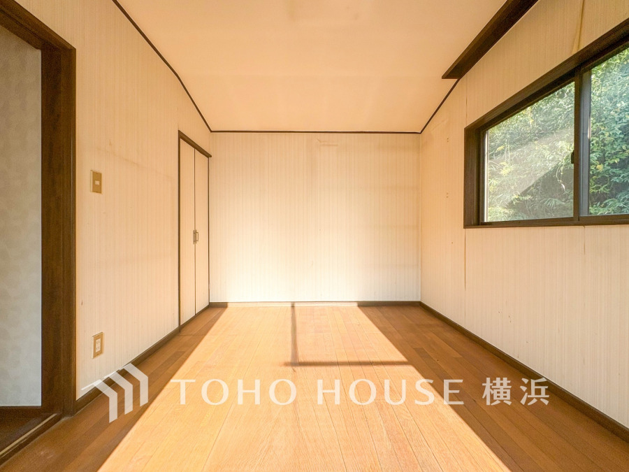 大きな窓から自然光が差し込む明るい洋室。シンプルなデザインで多用途に対応可能です。