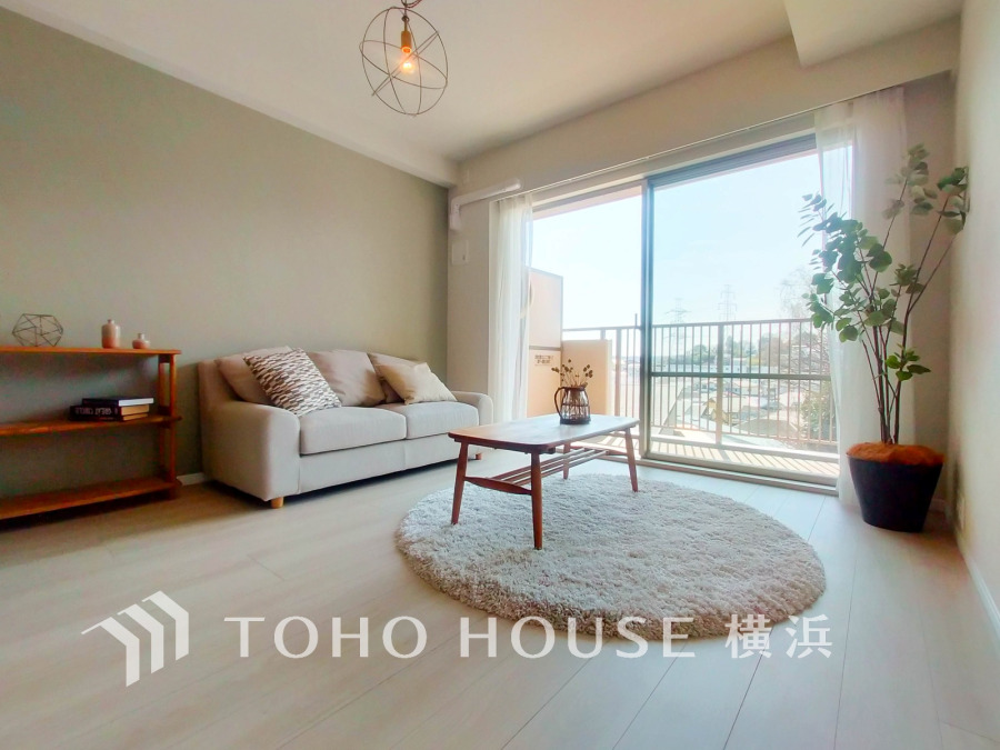 光と風があふれる開放的なリビングダイニングには自然と家族みんなが集まってきます。明るく穏やかな空気の中で飲んだり、食べたり、笑ったり。