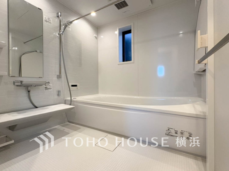 清潔感あふれるホワイト基調の浴室は、ゆったりとしたバスタブと使いやすいシャワー設備が魅力です。