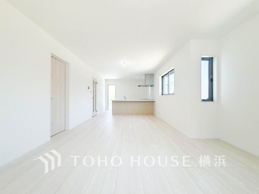 明るく開放的な空間が広がるLDK。室内には豊かな陽光が注ぎ込み、爽やかな住空間を演出。
