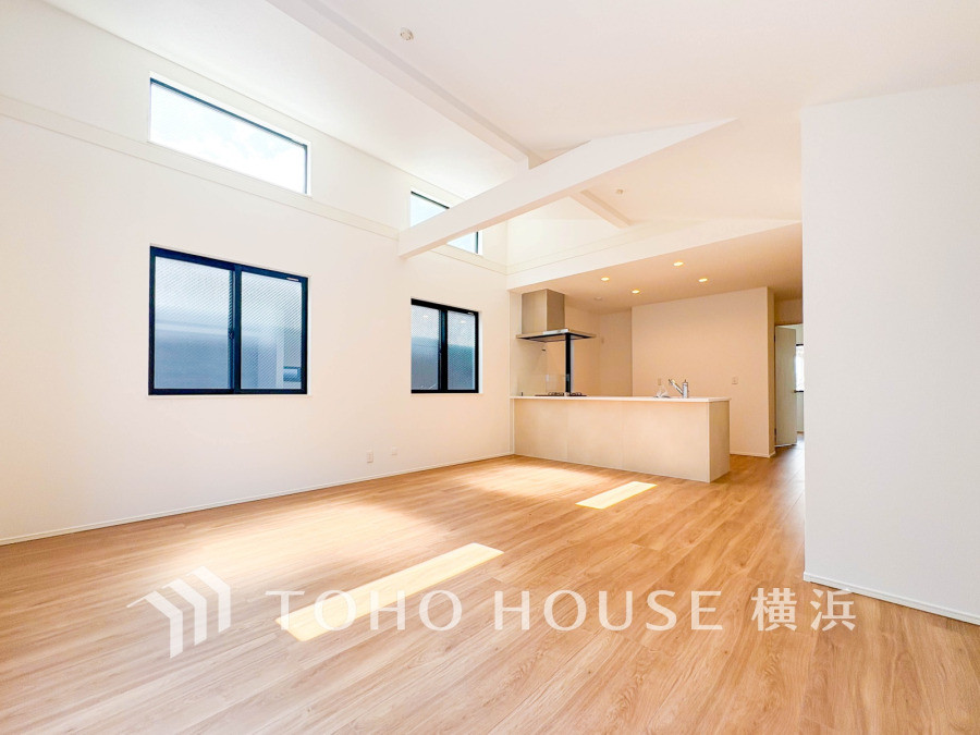 豊かな光が床材を照らしだすひと時、この場所には落ち着きと上質な空気感が流れます。ご家族やお友達との時間など、多くの時を刻む空間。何気なく過ぎる時でさえも上質なひと時となる快適な空間を目指して。