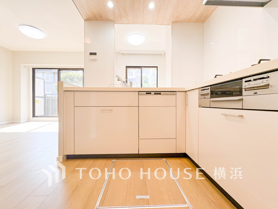 内装の主役でもあり、日常活躍する重要な水回りでもあるからこそ機能性・デザイン性に力を入れております。お手入れのしやすいシステムキッチンを採用しております。