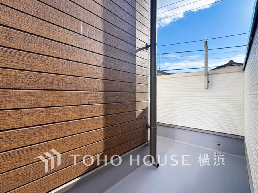 陽当たり良好なプライベートバルコニー。洗濯物干しやリラックス空間として活用できる快適な屋外スペースです。