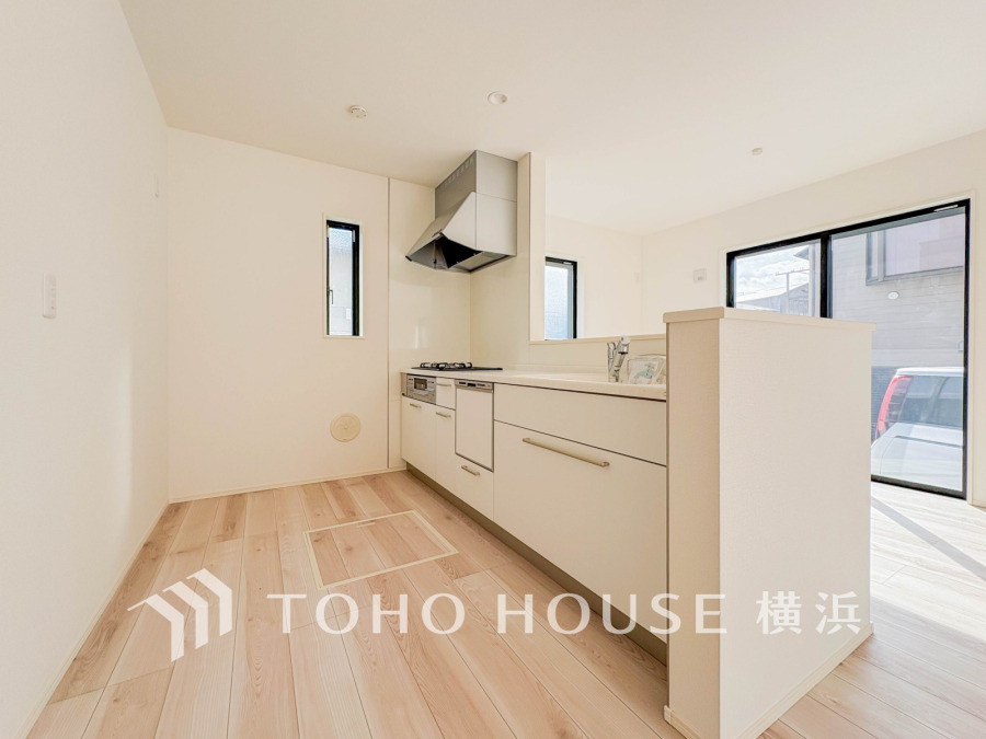 家事動線やリビングとのつながりに配慮し、食事の準備や片付けなどの家事を楽しくするキッチンスペースに仕上げました。毎日使う場所だから気持よく使えて、居心地の良い空間に。