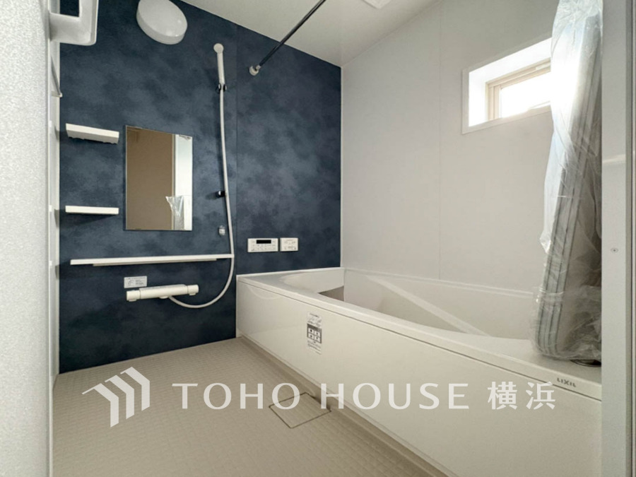 上質が感じられる質感とカラーリングで、清潔な空間美を実現。一日の疲れが癒される優雅なバスタイムを堪能できるゆとりあるバスルームです。