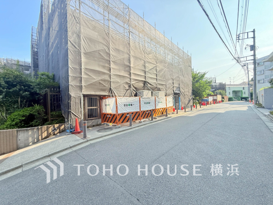 【2025年6月撮影】爽やかな青空の下に贅沢なほどに降り注ぐ陽光、豊かな居住性と、クオリティが見事に調和した住空間は、住まうことの喜びを感じさせてくれます。