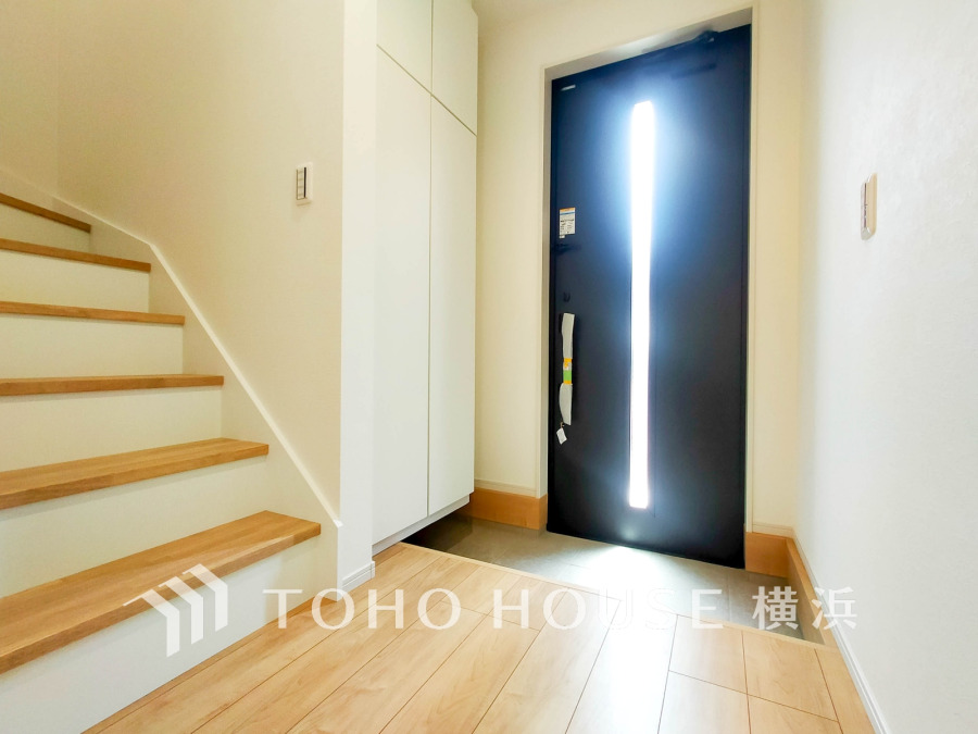 トールサイズのシューズボックスを設置した明るい玄関スペース。
