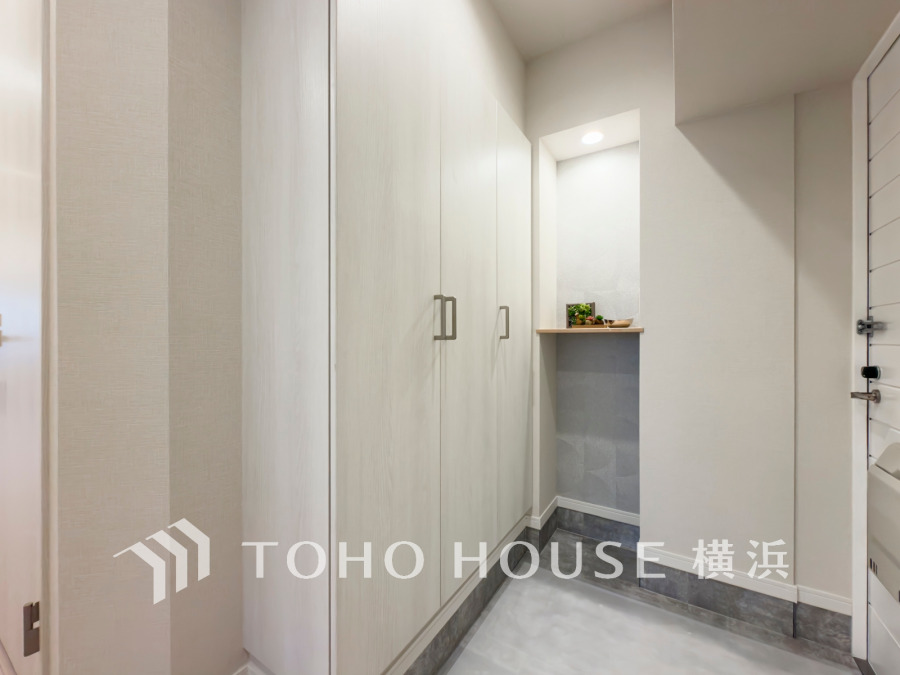 収納力豊富なシューズボックスを設置した玄関スペース。