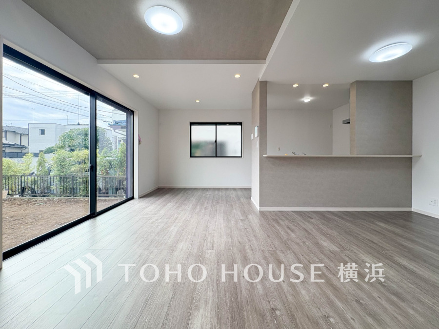 柔らかな光が広がり、デザインされた美しい内装が織り成す家族の集う場所。楽しい会話やさまざまな時が織りなすご家族の時間が丁寧に紡がれていく大切な空間。