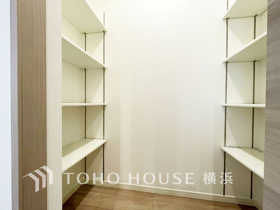 可動棚付きの収納スペース。高さ調節可能で、季節用品や掃除道具などすっきり収納できます。