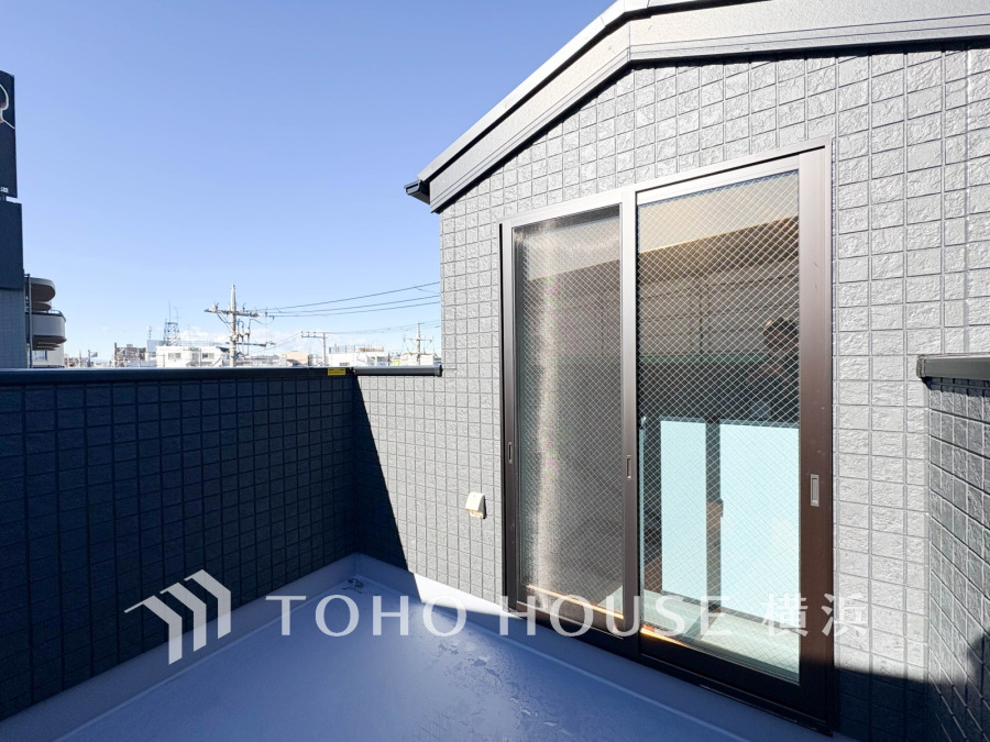 暮らしの中で光と風を演出してくれるバルコニー、見事なまでの開放的な空間を演出しながら、プライベート性も確保された空間は我が家の自慢です。