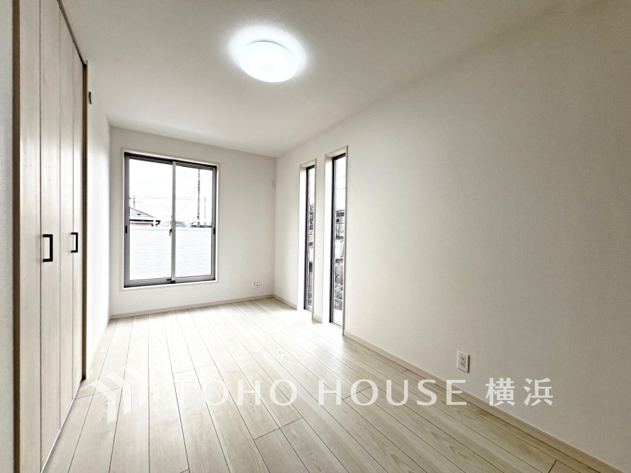 穏やかな風と陽光を導き、プライバシーに配慮された設計プランを採用し、居住性を一段と心地よいものにしています。明るく開放的な空間を演出しております。