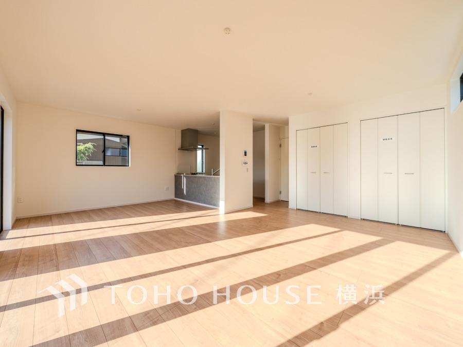 豊かな光が床材を照らしだすひと時、この場所には落ち着きと上質な空気感が流れます。ご家族やお友達との時間など、多くの時を刻む空間。何気なく過ぎる時でさえも上質なひと時となる快適な空間を目指して。