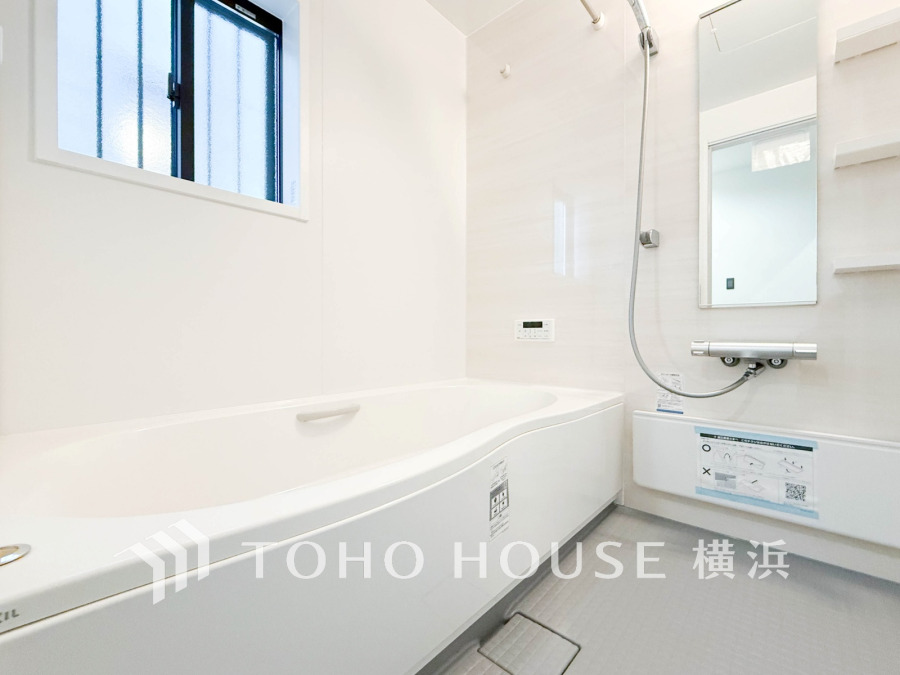 心地よいリラックスを叶える清潔感溢れる美しい空間。快適で機能的なバスルームです。
