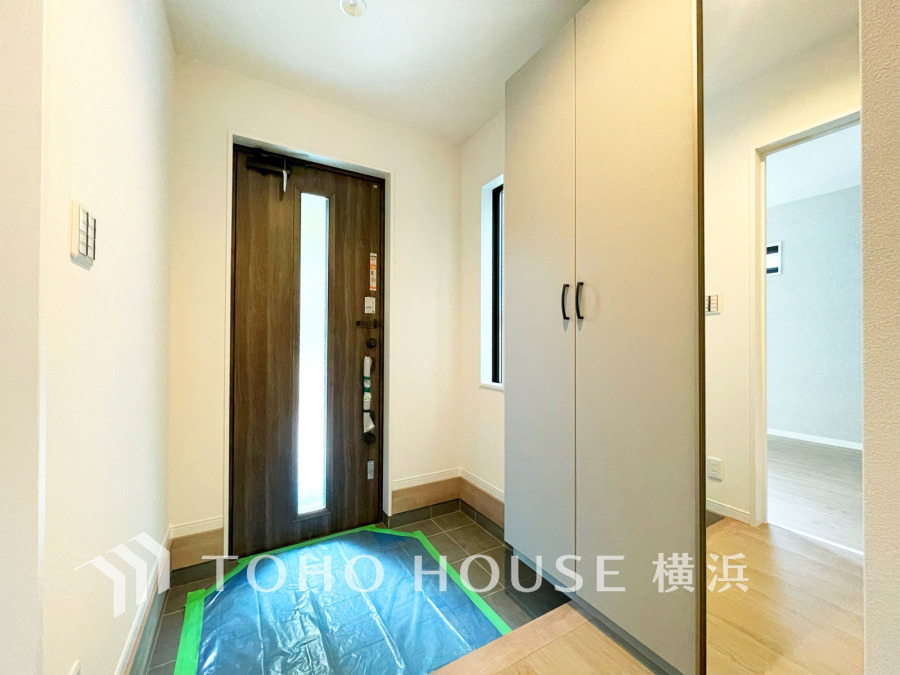 お客様をお迎えする玄関は落ち着いた雰囲気。帰り着くたびに洗練されたテイストの空間に迎えられ誇りと喜びを感じる玄関まわりです。 