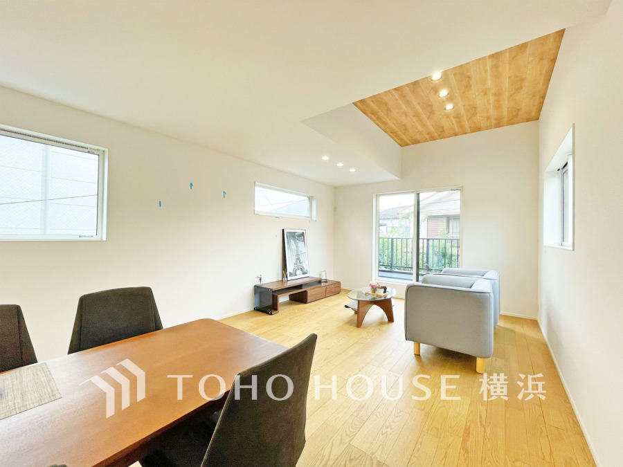 明るく開放的な空間が広がるLDK。室内には豊かな陽光が注ぎ込み、爽やかな住空間を演出。
