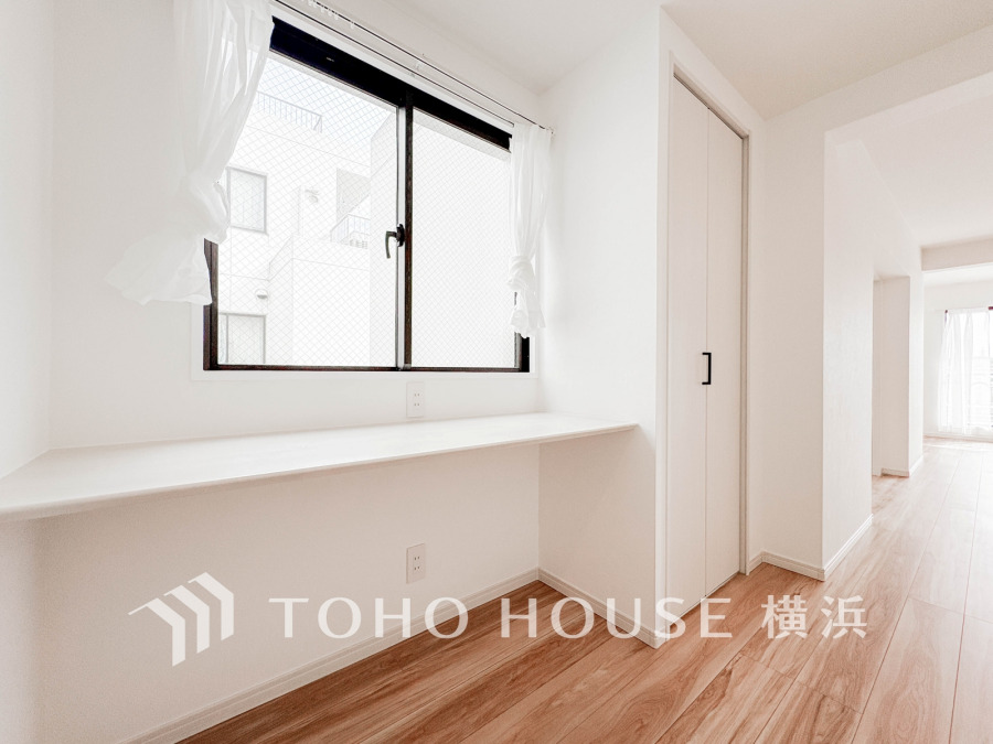 明るい窓辺に設けたカウンターコーナーはワークスペースや飾り棚、収納として使える便利な空間です。