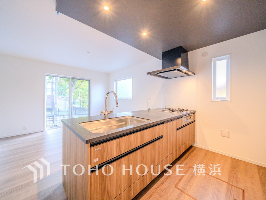 広く取られた対面キッチンは、リビングで寛ぐご家族と会話をしながらお料理が出来ます。高級感のあるカラーで空間をより上質な雰囲気にした、清潔感のあるデザインです。